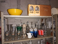 Lot 70 - keukenmateriaal en huisraad. inhoud rek - afbeelding 2 van  5