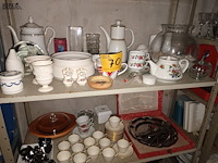 Lot 70 - keukenmateriaal en huisraad. inhoud rek - afbeelding 3 van  5