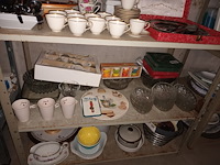 Lot 70 - keukenmateriaal en huisraad. inhoud rek - afbeelding 4 van  5