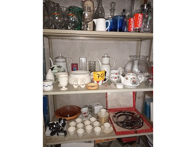 Lot 70 - keukenmateriaal en huisraad. inhoud rek - afbeelding 5 van  5