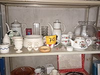 Lot 70 - keukenmateriaal en huisraad. inhoud rek - afbeelding 5 van  5