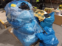 Lot 70 - lot kledij, linnen en tassen - afbeelding 1 van  4