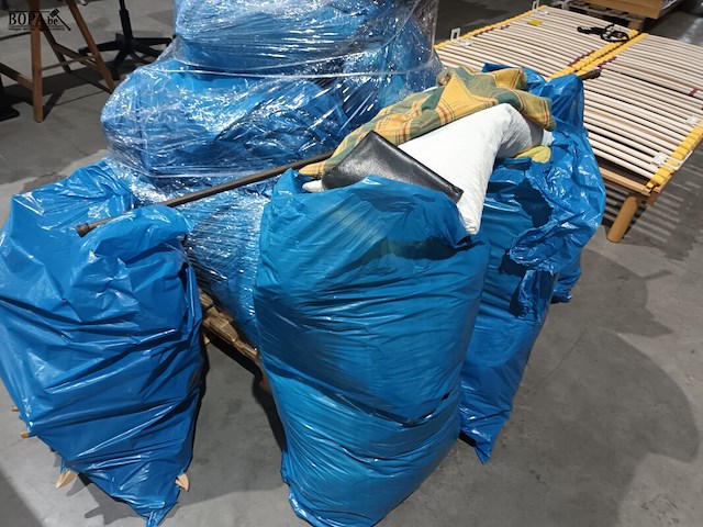 Lot 70 - lot kledij, linnen en tassen - afbeelding 2 van  4