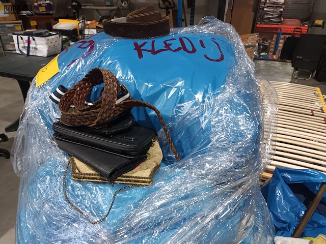 Lot 70 - lot kledij, linnen en tassen - afbeelding 3 van  4