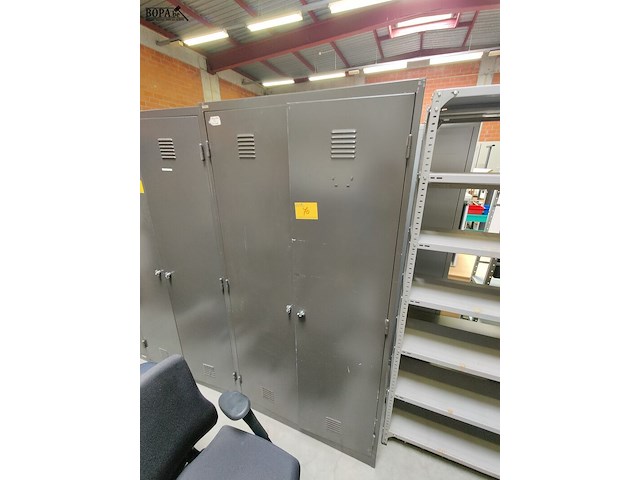 Lot 70 - metalen dressingkast - afbeelding 1 van  2