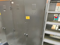 Lot 70 - metalen dressingkast - afbeelding 1 van  2