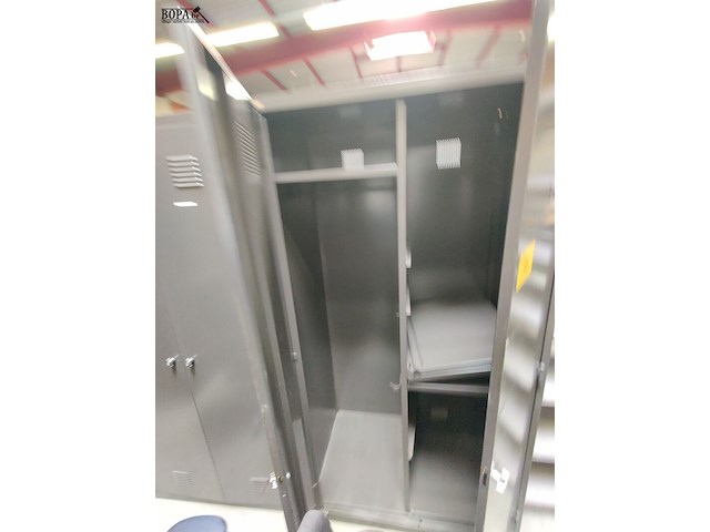 Lot 70 - metalen dressingkast - afbeelding 2 van  2