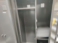 Lot 70 - metalen dressingkast - afbeelding 2 van  2