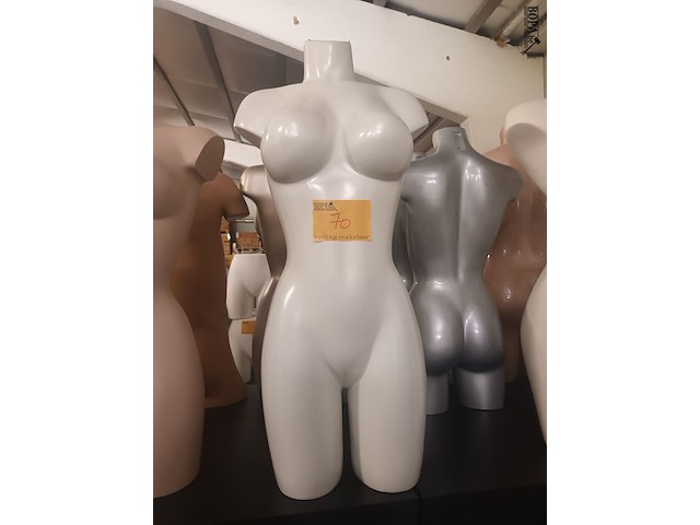 Lot 70 - paspop vrouw torso - afbeelding 1 van  2