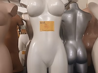 Lot 70 - paspop vrouw torso - afbeelding 1 van  2