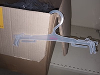 Lot 70 - plastieken kleerhangers. 1 doos - afbeelding 1 van  3