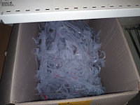Lot 70 - plastieken kleerhangers. 1 doos - afbeelding 2 van  3