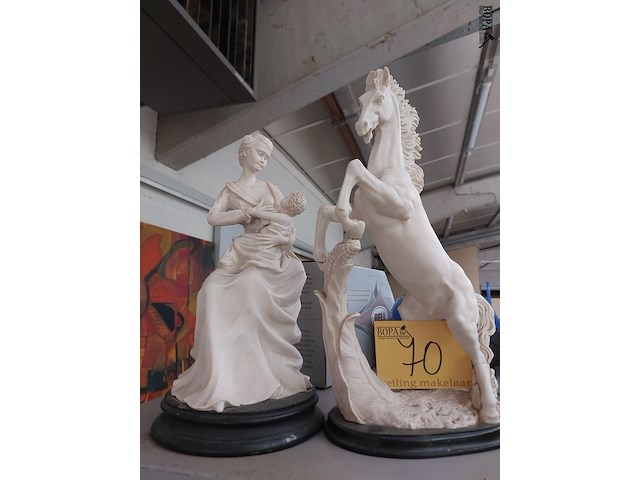 Lot 70 - porseleinen beelden, 2 stuks - afbeelding 1 van  3