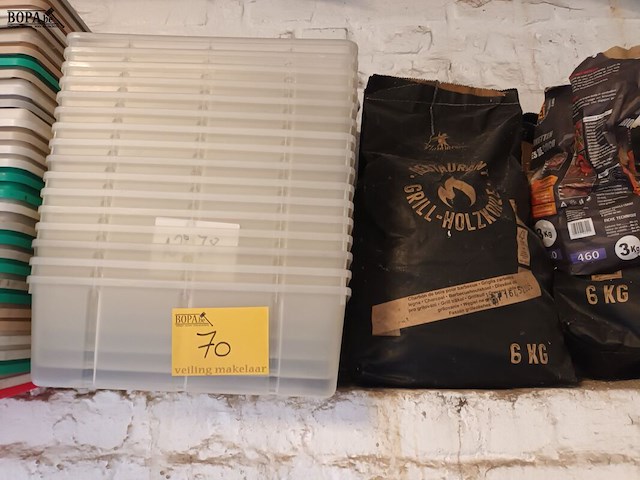 Lot 70 - pvc opbergdozen en houtskool - afbeelding 1 van  4