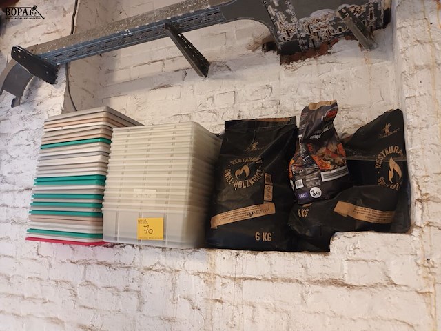Lot 70 - pvc opbergdozen en houtskool - afbeelding 2 van  4