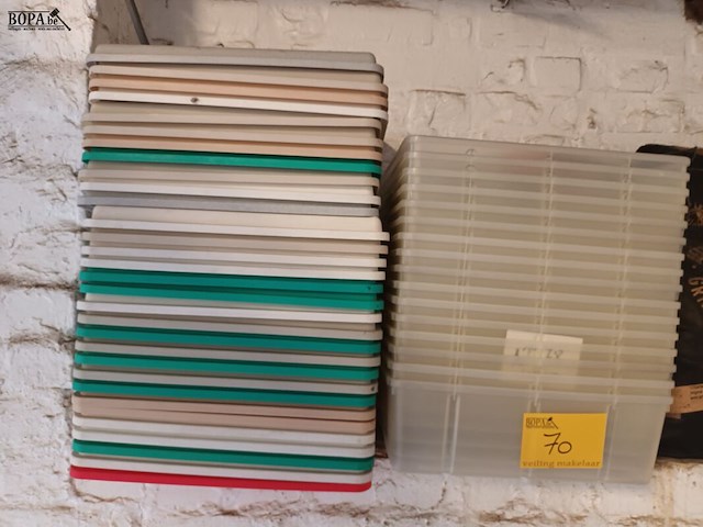 Lot 70 - pvc opbergdozen en houtskool - afbeelding 3 van  4