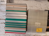 Lot 70 - pvc opbergdozen en houtskool - afbeelding 3 van  4