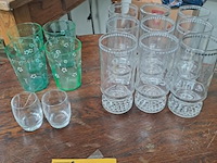 Lot 70 - retro glazen: groene handgeschilderde glazen met bloemenmoti - afbeelding 1 van  3