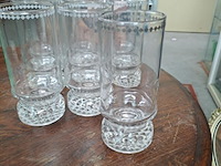 Lot 70 - retro glazen: groene handgeschilderde glazen met bloemenmoti - afbeelding 2 van  3