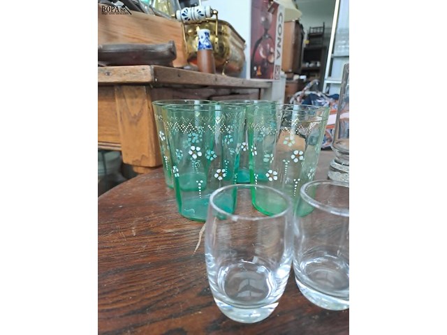 Lot 70 - retro glazen: groene handgeschilderde glazen met bloemenmoti - afbeelding 3 van  3