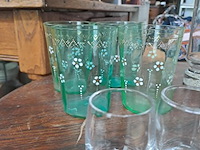 Lot 70 - retro glazen: groene handgeschilderde glazen met bloemenmoti - afbeelding 3 van  3