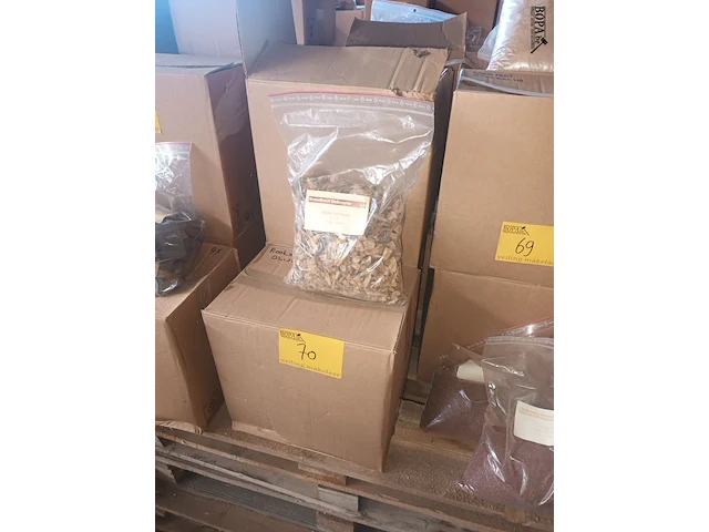 Lot 70 - rookhout snippers olijf 1 kg. 17 stuks - afbeelding 1 van  3