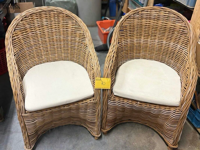 Lot 70 - rotan fauteuils gebogen kuipdesign met kussen - 2 stuks - afbeelding 1 van  5