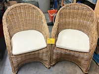 Lot 70 - rotan fauteuils gebogen kuipdesign met kussen - 2 stuks