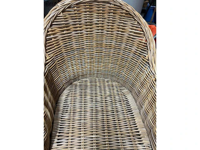 Lot 70 - rotan fauteuils gebogen kuipdesign met kussen - 2 stuks - afbeelding 2 van  5
