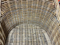 Lot 70 - rotan fauteuils gebogen kuipdesign met kussen - 2 stuks - afbeelding 2 van  5