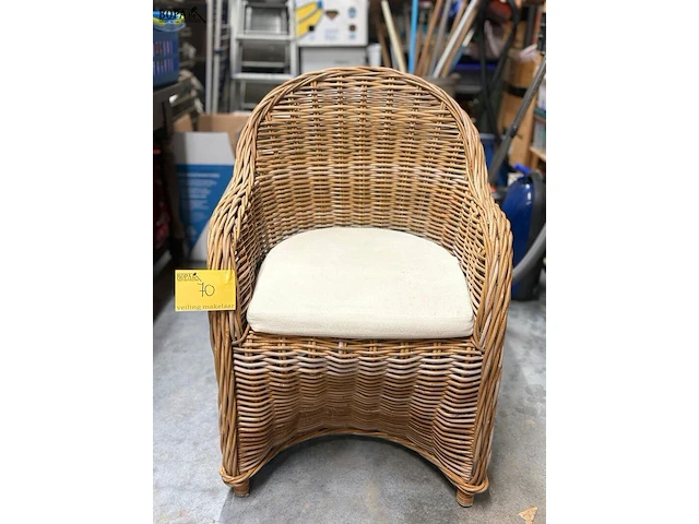 Lot 70 - rotan fauteuils gebogen kuipdesign met kussen - 2 stuks - afbeelding 3 van  5