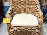 Lot 70 - rotan fauteuils gebogen kuipdesign met kussen - 2 stuks - afbeelding 3 van  5