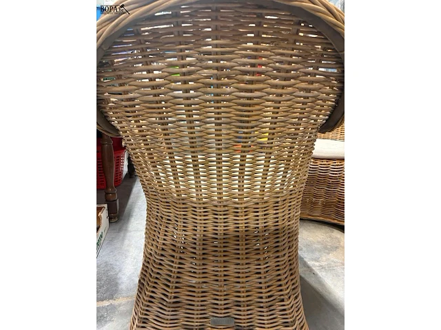 Lot 70 - rotan fauteuils gebogen kuipdesign met kussen - 2 stuks - afbeelding 5 van  5