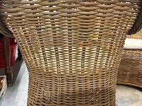 Lot 70 - rotan fauteuils gebogen kuipdesign met kussen - 2 stuks - afbeelding 5 van  5