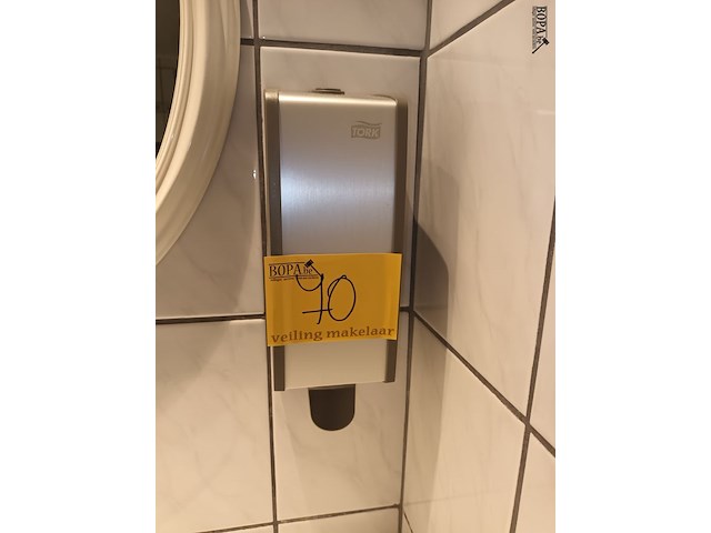 Lot 70 - tork zeepdispenser en papierhouder - afbeelding 1 van  3