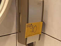 Lot 70 - tork zeepdispenser en papierhouder - afbeelding 2 van  3