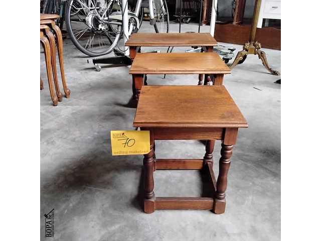 Lot 70 - trio van klassieke houten bijzettafels - afbeelding 1 van  1