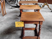 Lot 70 - trio van klassieke houten bijzettafels - afbeelding 1 van  1