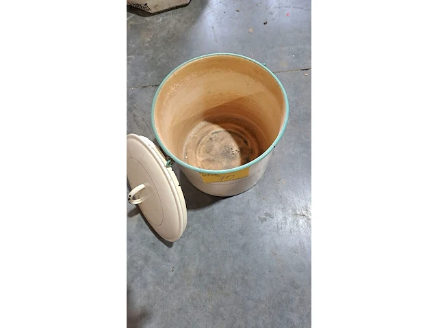 Lot 70 - vintage emaille emmer met deksel - afbeelding 2 van  2