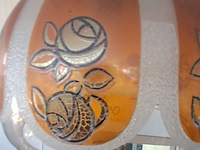 Lot 70 - vintage hanglamp '50 met goudoranje glazen kap met geëtste b - afbeelding 2 van  4