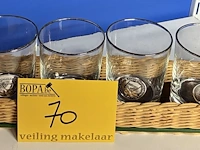 Lot 70 - vintage set van 6 glazen in rotanmandje
