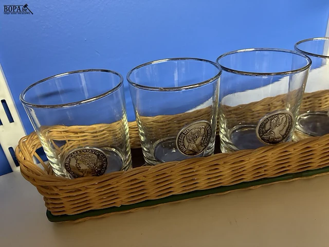 Lot 70 - vintage set van 6 glazen in rotanmandje - afbeelding 2 van  9