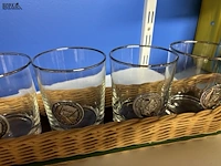 Lot 70 - vintage set van 6 glazen in rotanmandje - afbeelding 3 van  9