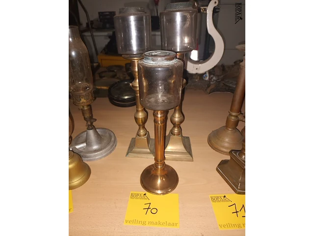 Lot 70 - windlichten op voet. 3 stuks - afbeelding 1 van  3
