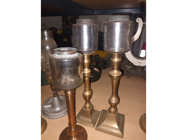 Lot 70 - windlichten op voet. 3 stuks - afbeelding 2 van  3