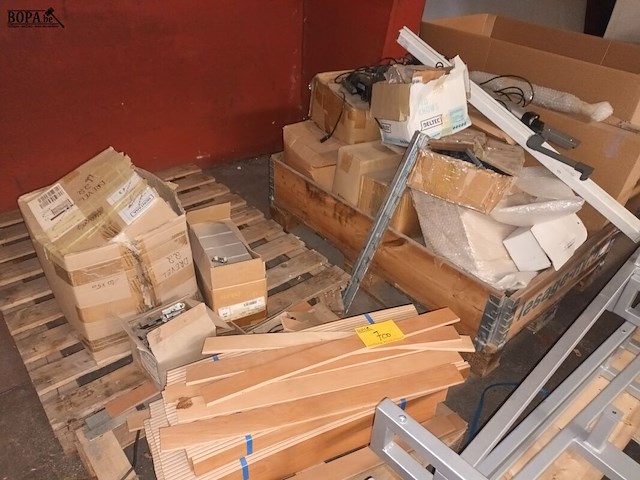 Lot 700 - divers materiaal voor meubels - afbeelding 1 van  5