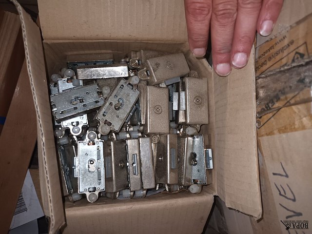 Lot 700 - divers materiaal voor meubels - afbeelding 3 van  5
