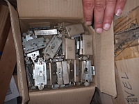 Lot 700 - divers materiaal voor meubels - afbeelding 3 van  5