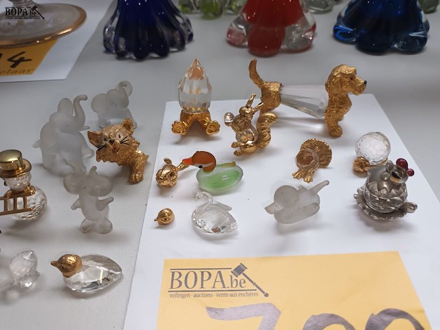 Lot 700 - miniatuurtjes uit koper en glas. 17 stuks - afbeelding 2 van  4