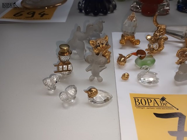 Lot 700 - miniatuurtjes uit koper en glas. 17 stuks - afbeelding 3 van  4